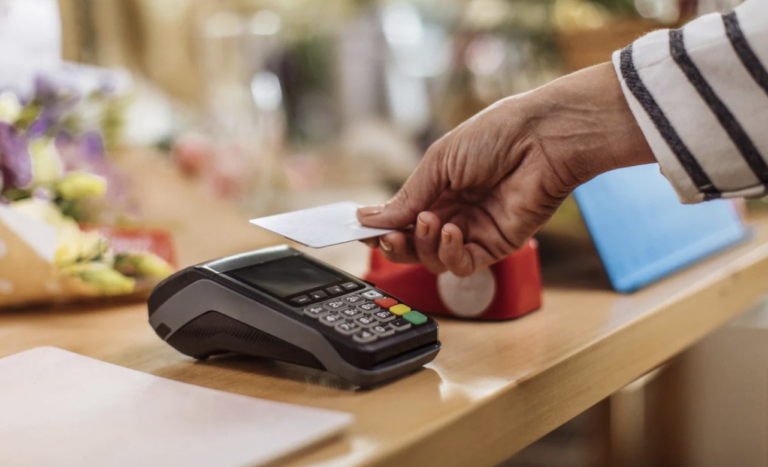 87 हज़ार रुपये का क्रेडिट कार्ड बिल भरने पर शख्स को महा कैशबैक में मिली इतनी रकम, यकीन कर पाना हो जाएगा मुश्किल